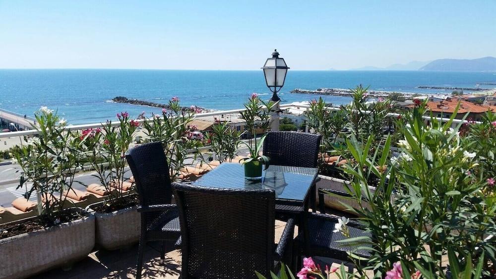 Hotel Tirreno Marina di Massa Εξωτερικό φωτογραφία