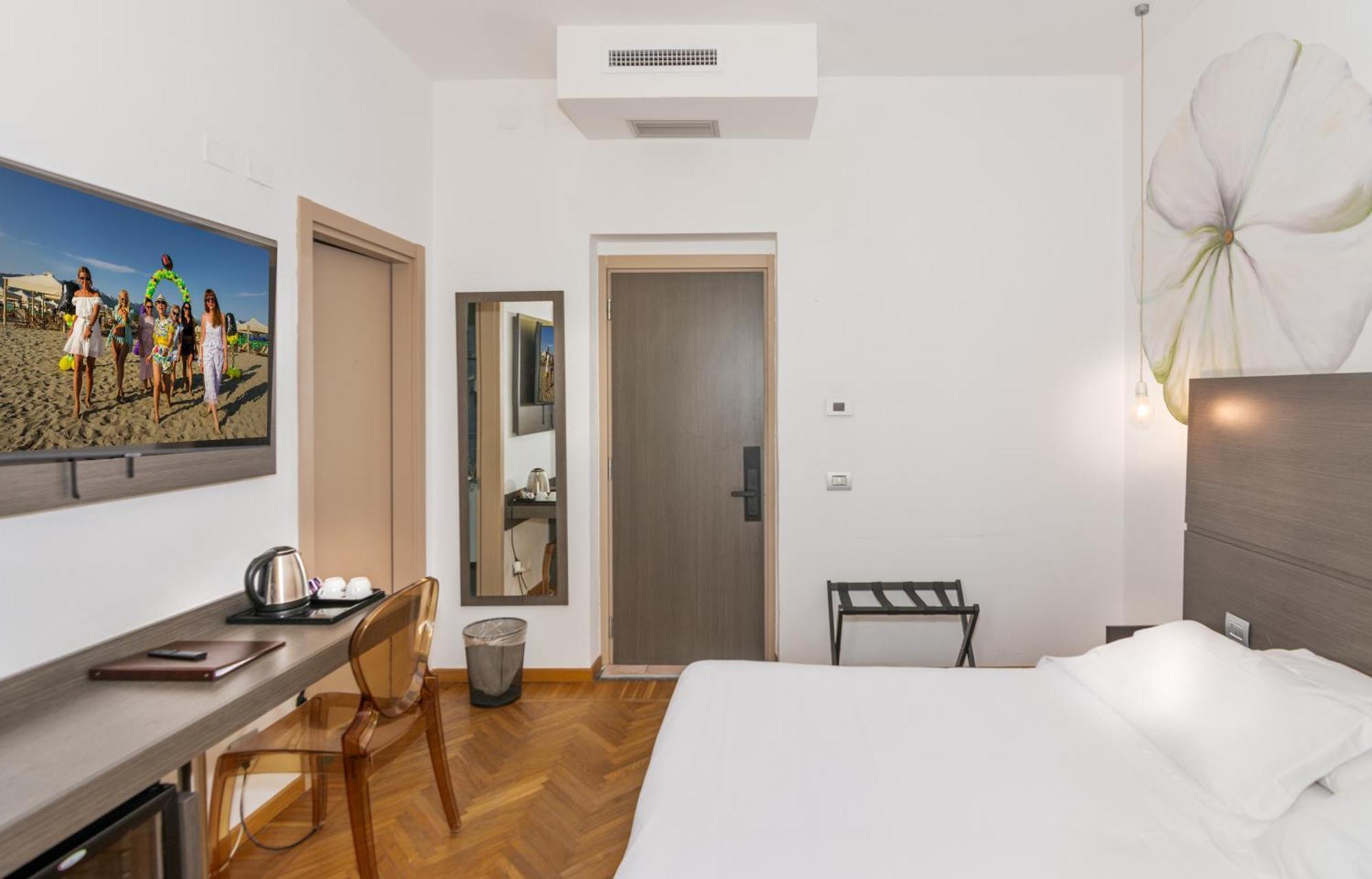 Hotel Tirreno Marina di Massa Εξωτερικό φωτογραφία